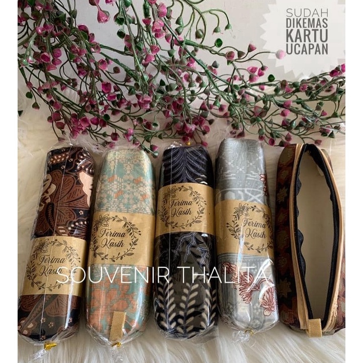 

KODE G79Z Souvenir Pernikahan 5 pcs Tempat Pensil Atau Pulpen Motif Batik Kemas Plastik