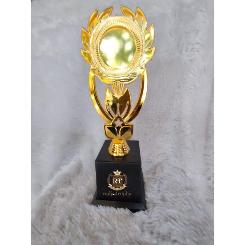 satu paket piala figur 138