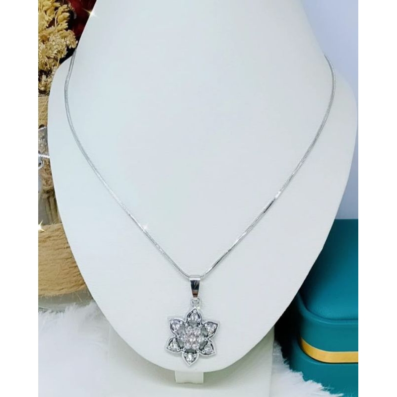Kalung Titanium Wanita Motif Simple Warna Putih