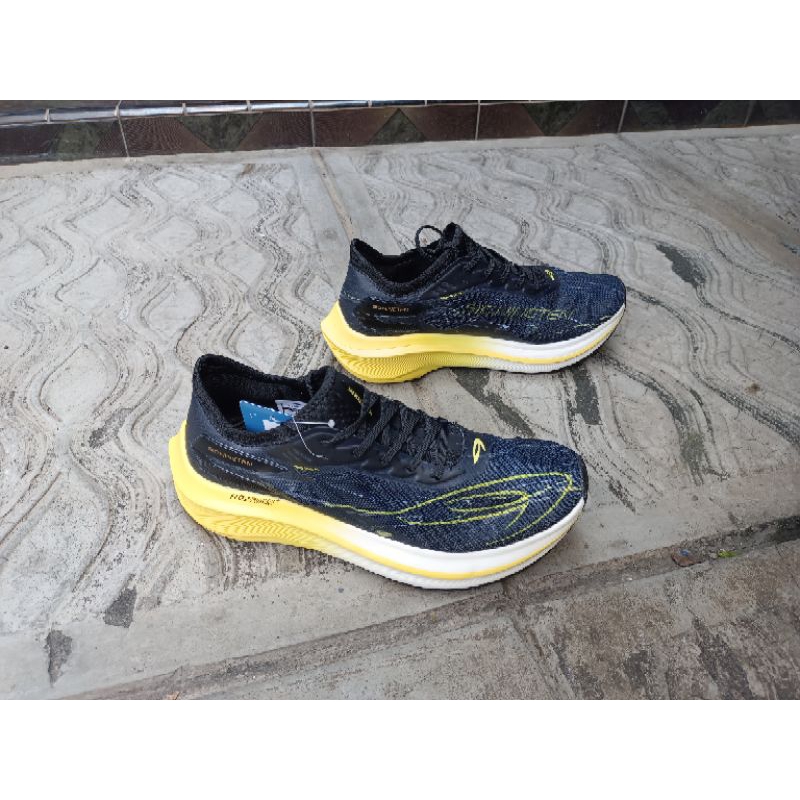 910NINETEN sepatu lari Haze Veloce