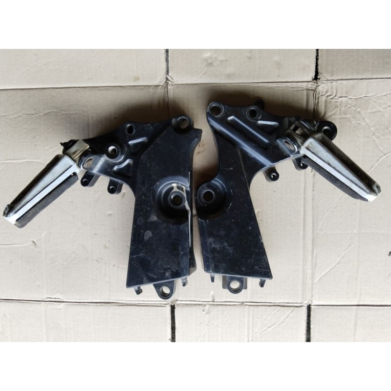 footstep / bustep pijekan kaki depan kanan kiri yamaha byson karbu original ( seken)