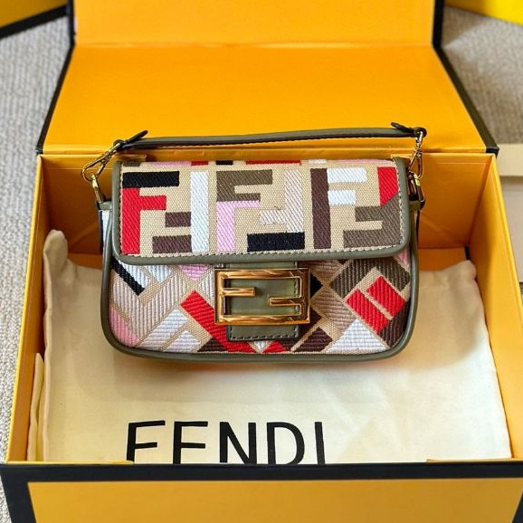 Fendi Branded kulit sapi asli Tas Baguette Vintage Tas Selempang Rantai Sling bag Size: 20 x 13cm