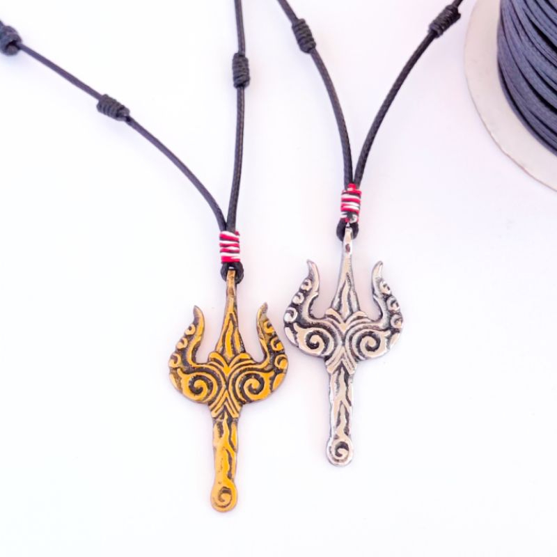 Kalung Pria Liontin Trisula Lilit Merah Aksesoris Tali Hitam Untuk Gaya Kasual Ataupun Sehari hari