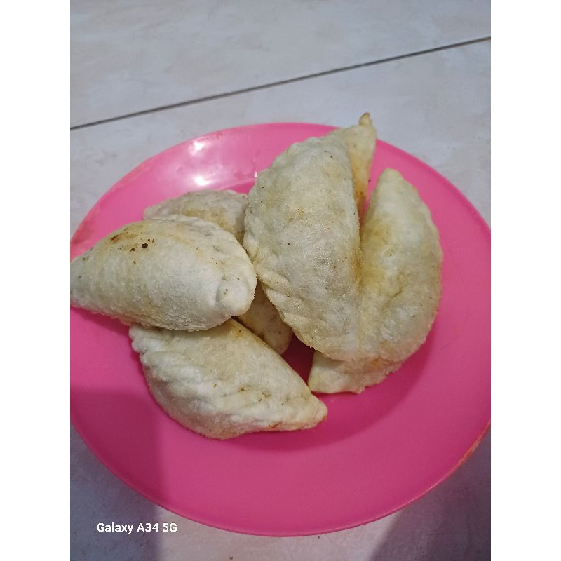 

Cireng jumbo isi ayam pedas daun jeruk