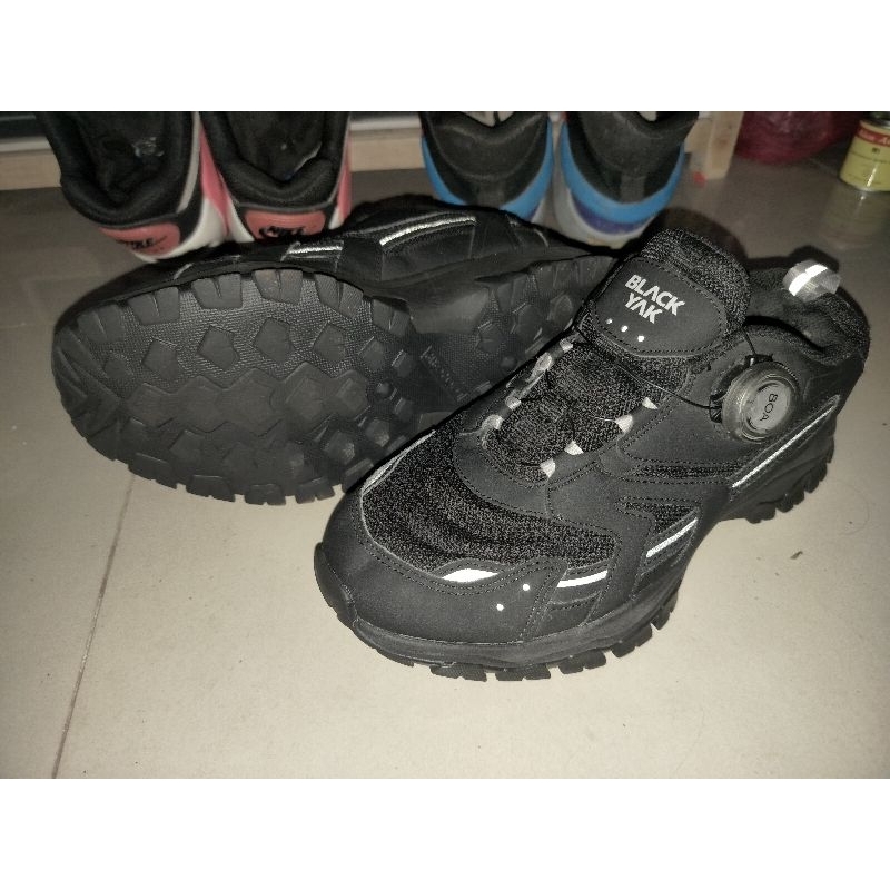 sepatu black yak