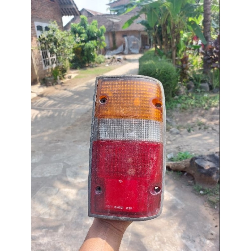 Lampu Belakang Toyota Grand Kijang Extra Sebelah Kanan Original