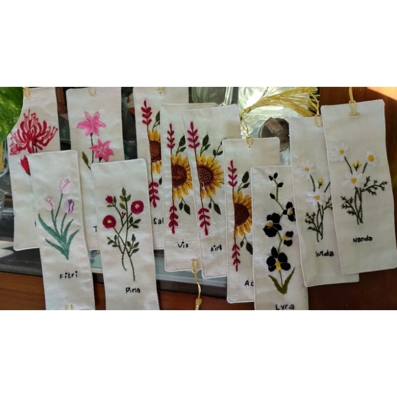 

Gift Custom Pembatas Buku/Bookmark Nama + Bunga Sulam / Hand Embroidery (Made By Order)
