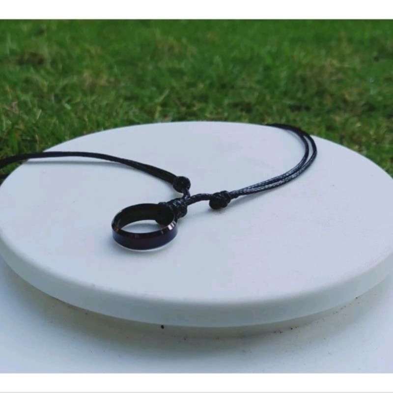 Kalung Tali Hitam Pria Wanita Liontin Cincin Titanium / Kalung Tali Korea Liontin Cincin Titanium