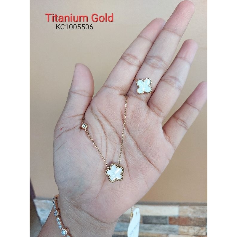 Perhiasan set titanium clover putih