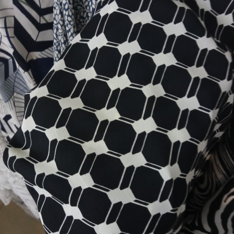 Kain Satin Sutra Silk Motif Abstrak Import - Kain Zara Silk - Kain Meteran Lqb | Harga Per Setengah 