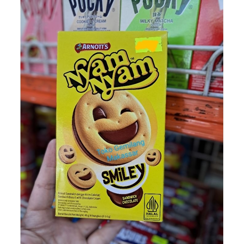 

Nyam nyam Smiley Biskuit Sandwich dengan krim cokelat 45 gram