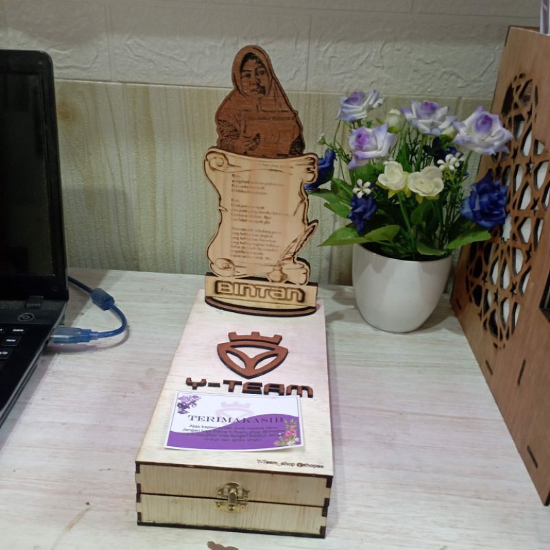 

Gift box 22,6 x 11,6 x 5 cm + Plakat kayu Jati Belanda