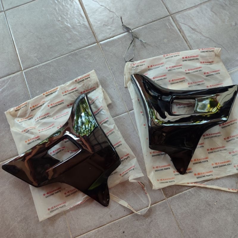 36001-1586 36001-1587 SIRIP COVER SIDE TANGKI RADIATOR KAWASAKI NINJA R S SS KISS HITAM KANAN KIRI