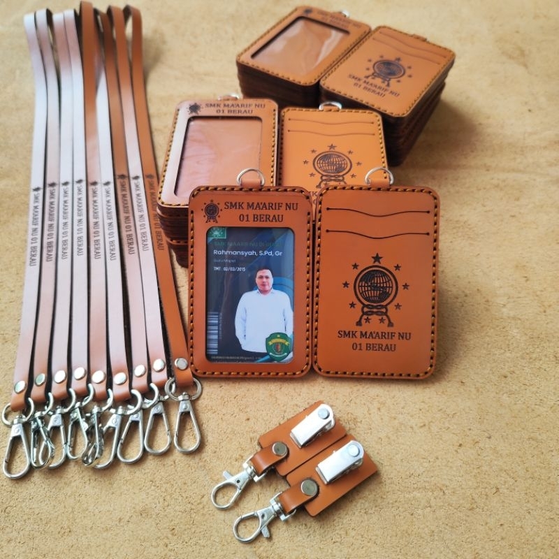 

ID CARD HOLDER KULIT NAME TAG KULIT NAMA LOGO PERUSAHAAN