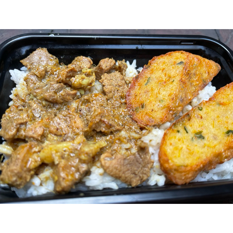 

Nasi Gulai Babi Cincang dan Hekeng Goreng