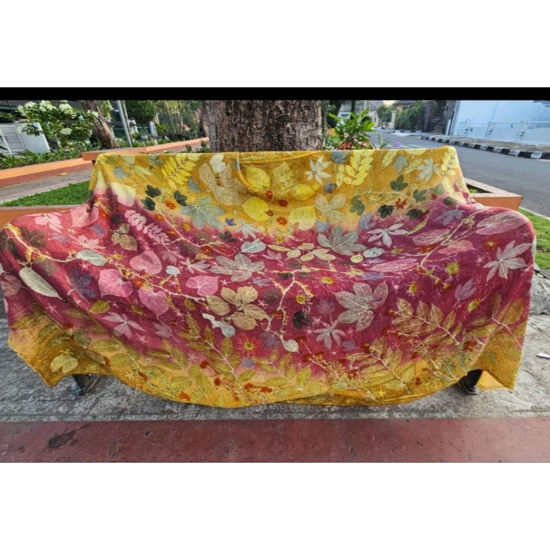 Kain ecoprint sutra dgn pewarna alami