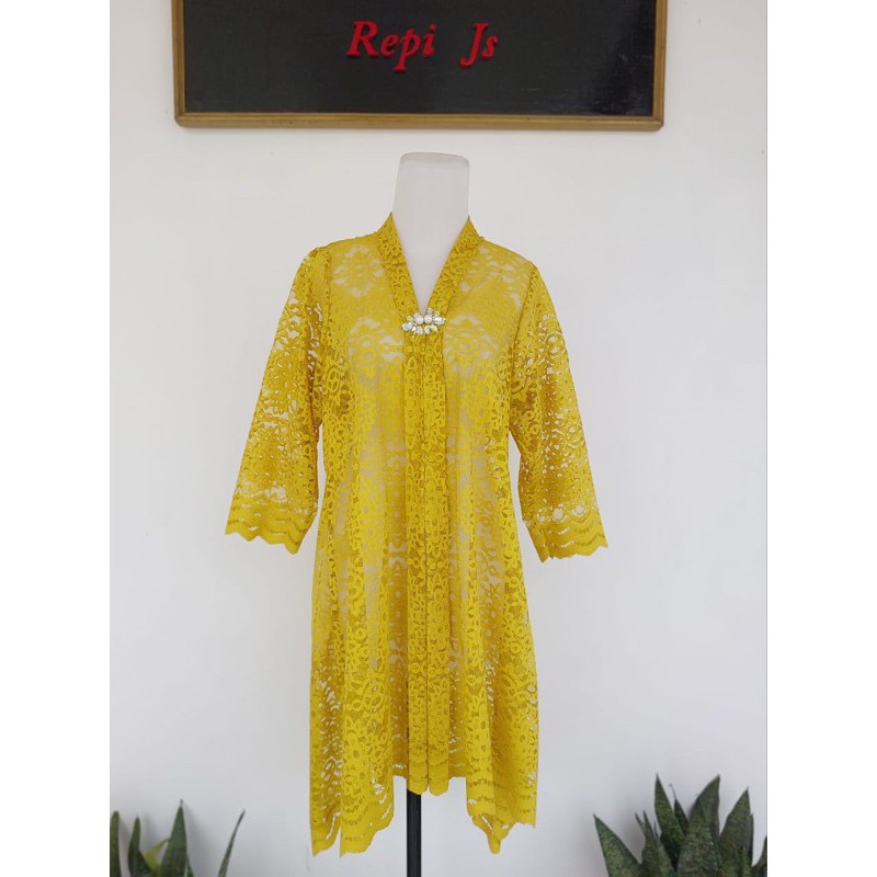Kebaya Yuni Shara warna kuning olive lemon