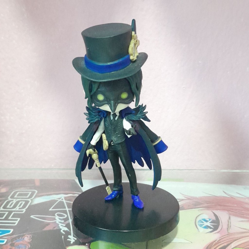 Original Disney Twisted Wonderland QPosket Figure Dire Crowley Gagak Tuxedo Hitam Bertopi