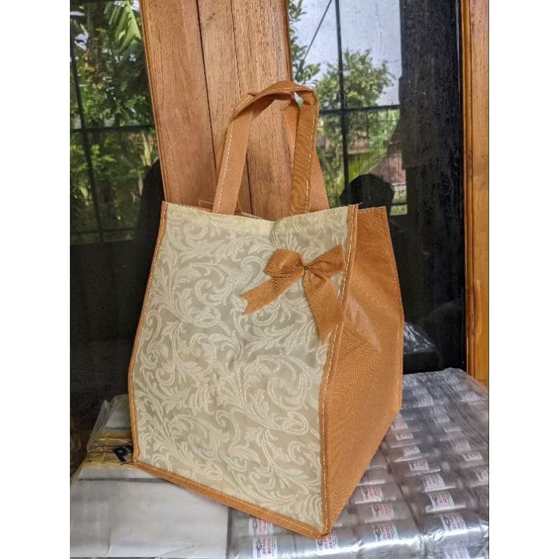 

(1 lusin 12 pc) Tas Kain Embos 22x22/Tas Spunbond Embos/Tas Kain Dus Nasi/Tas Hajatan/Tas Kain Nasi Kotak