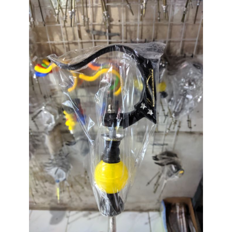 GANTUNGAN CANTOLAN SANGKAR BURUNG MOTIF BATMAN PION BULAT PLASTIK WARNA