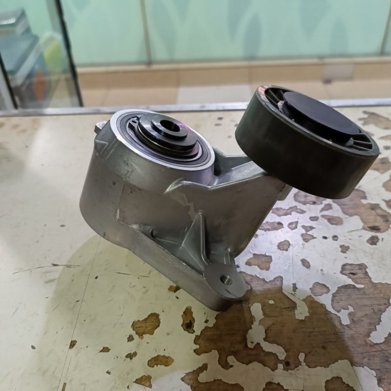 Tensioner fanbelt / Belt tensioner mercy 300e w124 m103 / Sparepart mercedes benz