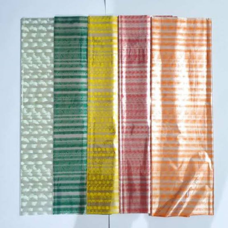 

kertas kado kaca ukuran 70x85 @50pc