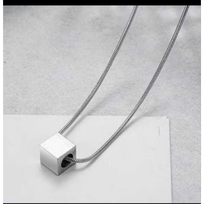 KALUNG TITANIUM BELUT BULAT LIONTIN KUBUS