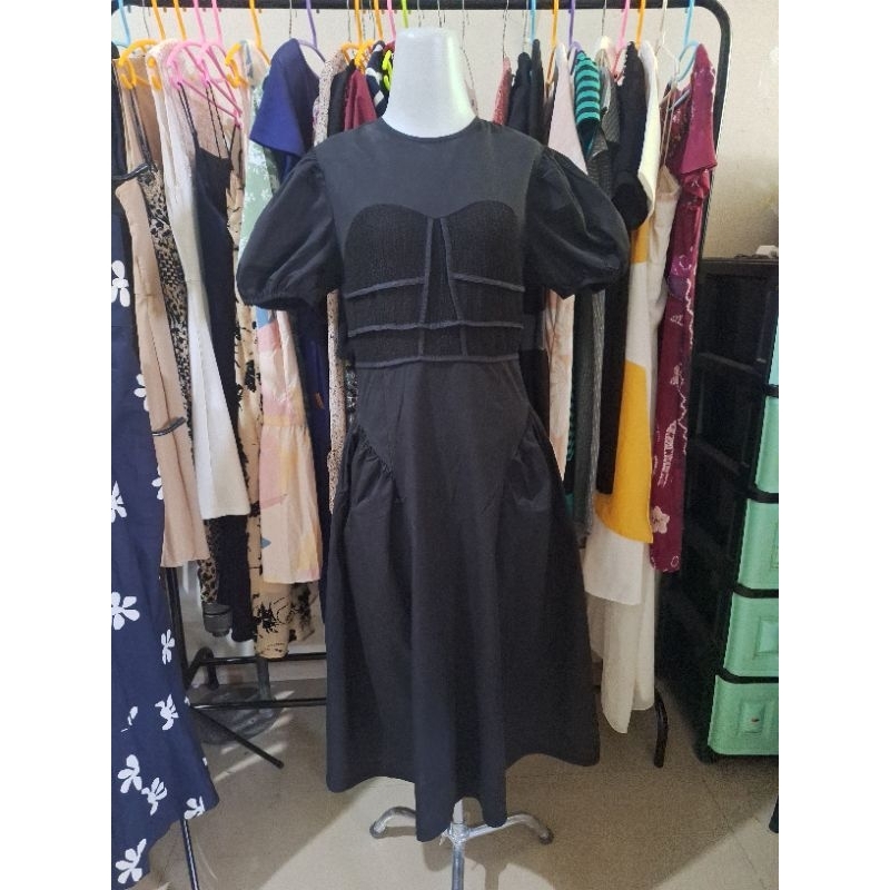 preloved dress hitam lengan balon