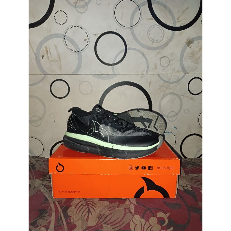 Sepatu Running Ortuseight Reign Ukuran 40 Preloved