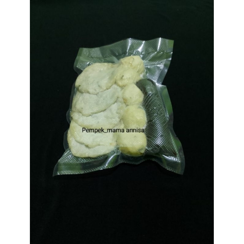 

PEMPEK KULIT DAN ADAAN ASLI KHAS PALEMBANG 1 PACK ISI 10 PEMPEK KULIT DAN ADAAN