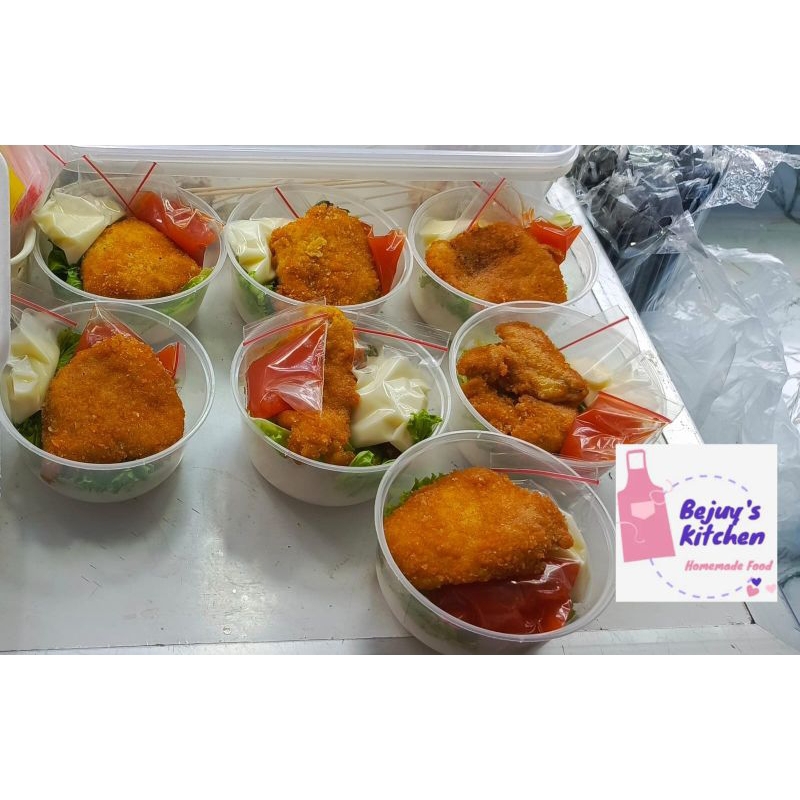 

Rice Bowl Chicken Katsu Dengan Saus dan Mayones Siap Makan
