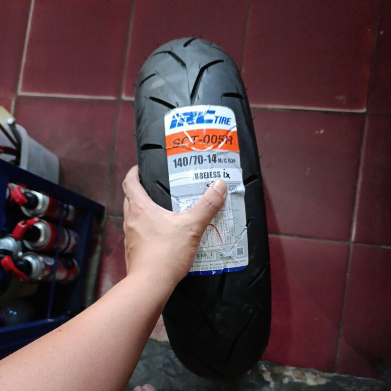 Ban luar IRC 140/70 14 aerox