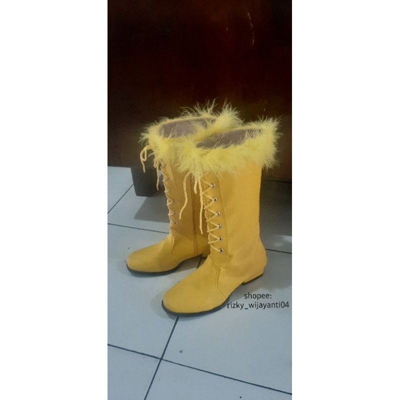 sepatu mayoret kuning bulu