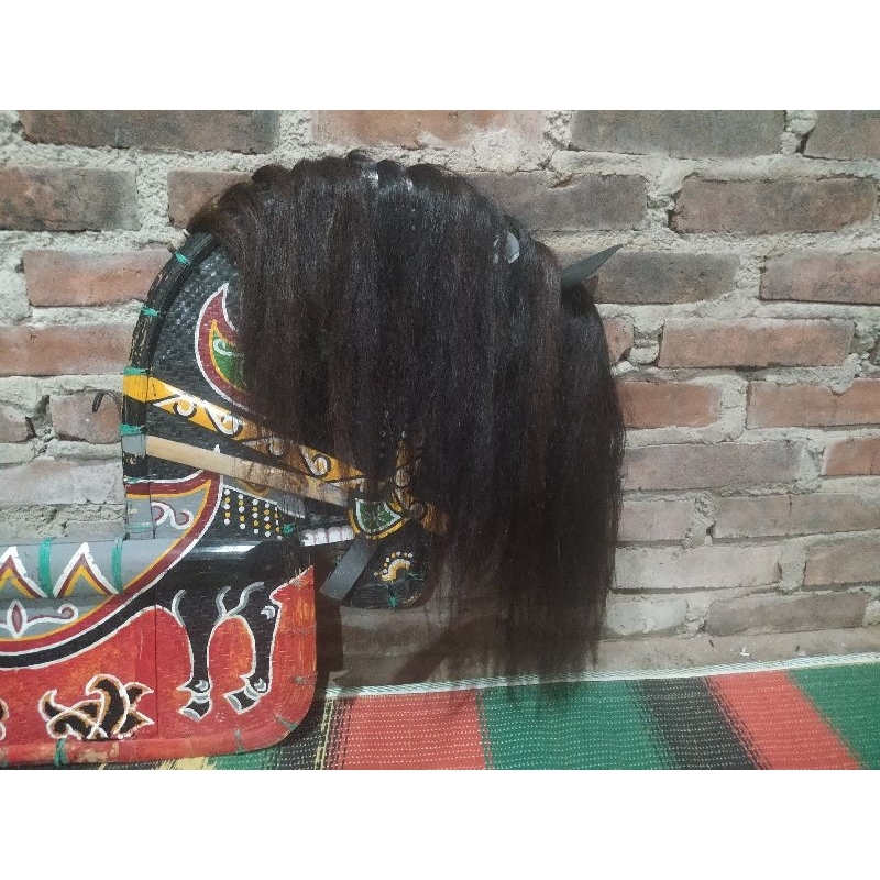 SURI DAN EKOR KUDA