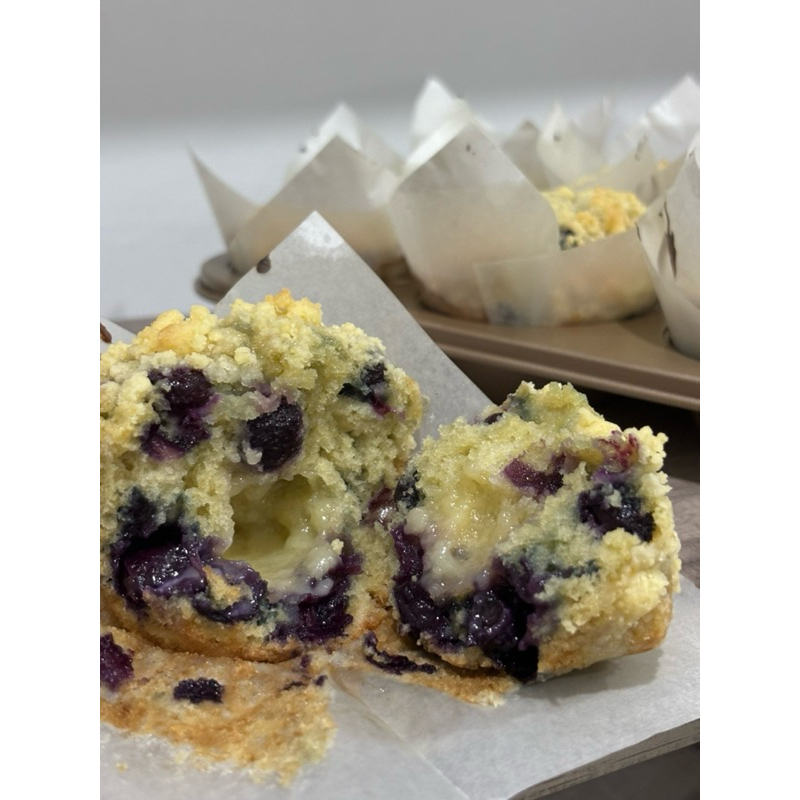 

Blueberry Muffin with Crumbs & Cheese filling (isi 4)