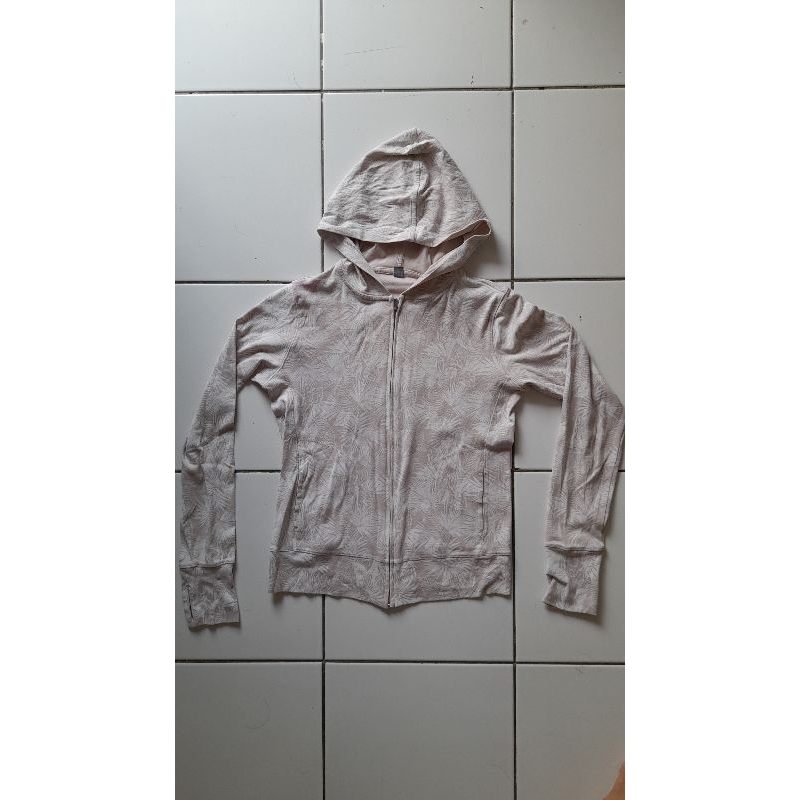 Jaket Casual Running Lari Wanita Semi-Crop Hoodie UNIQLO Preloved. Bahan Katun Adem Melar. Warna Cok