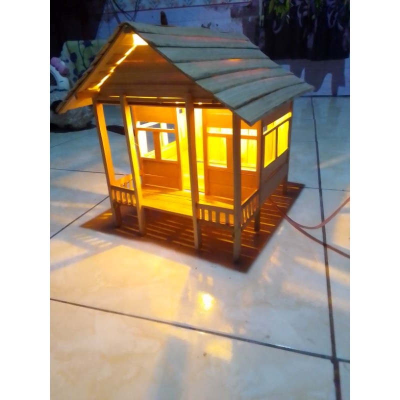 Lampu miniatur rumah bambu
