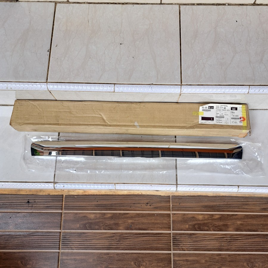TRUNK LID LIST GARNISH BAGASI NEO BALENO ASLI SGP 77230-75K02-0PG