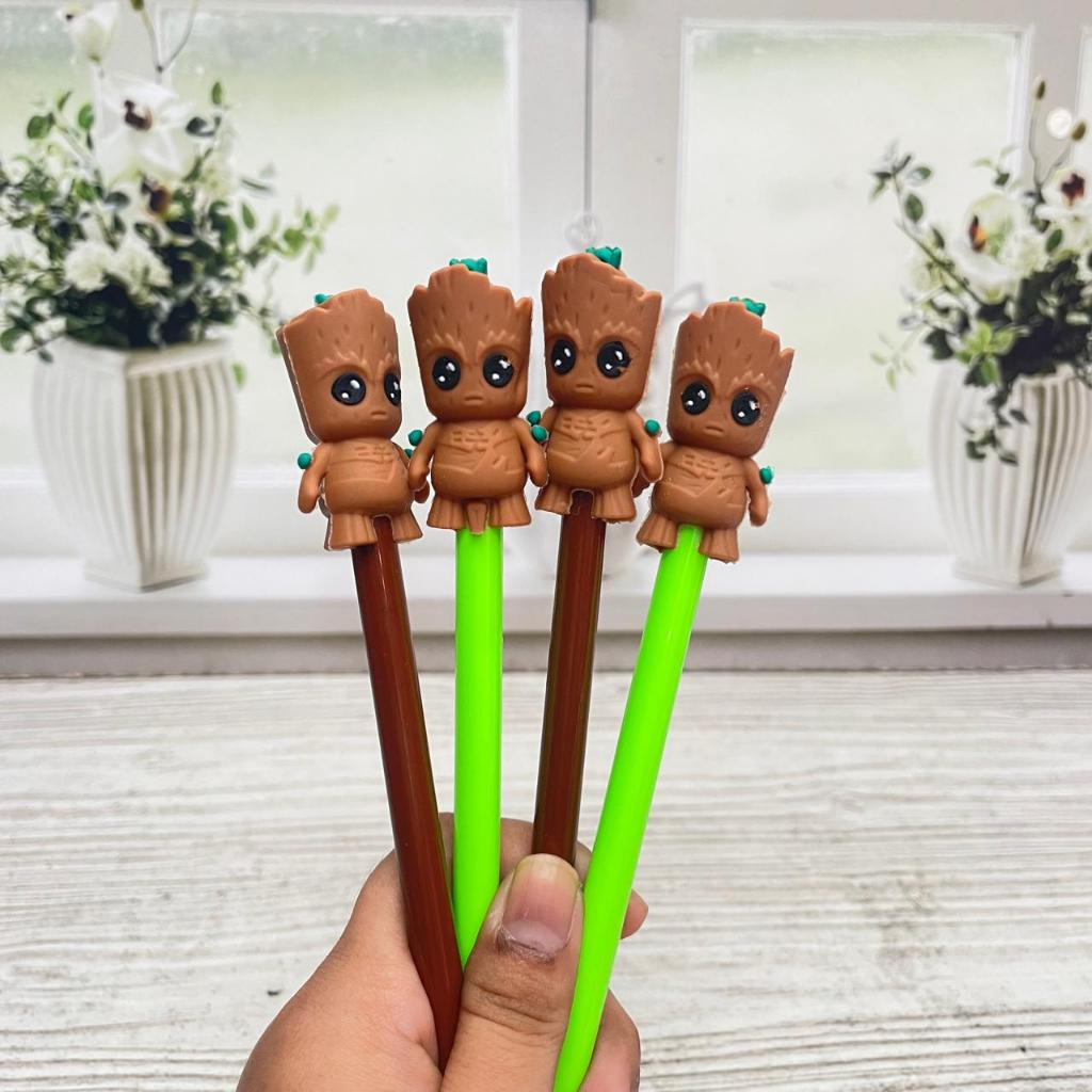 

Pulpen Gel Baby Groot Cute Lucu Tinta Hitam / Pen Karakter Baby Grot Kayu Ready 2 Warna Cokelat dan Hijau ALat Tulis Sekolah Anak Kekinian Kualitas Terbaik Bisa Grosir dan COD