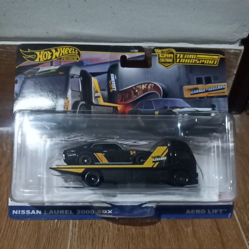 nissan laurel 2000 sgx vs aero lift hotwheels premium team transport garage legends