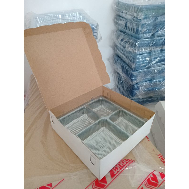 

Kardus Box nasi warna putih R8KM-PC ukuran 18x18x7cm tebal 310 gram plus mika 4 sekat