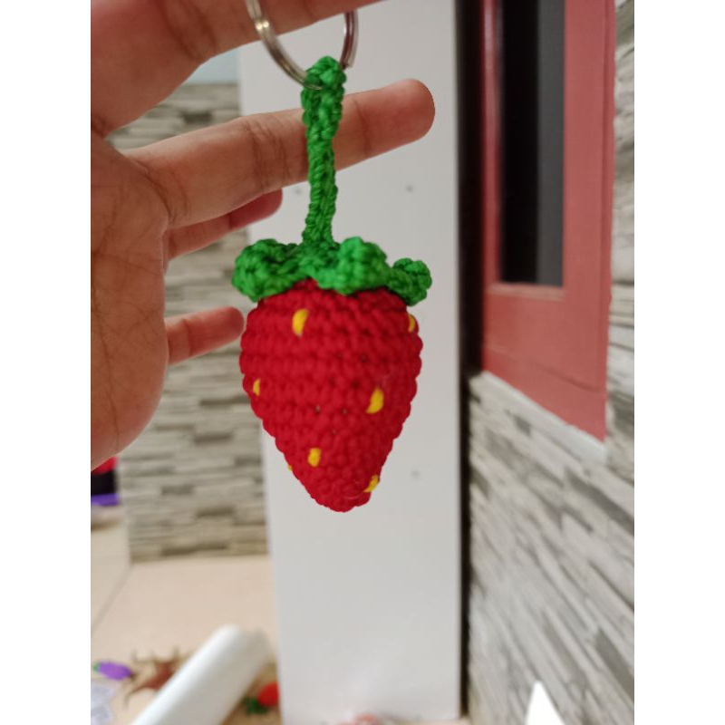 GANTUNGAN KUNCI RAJUT MOTIF BUAH STRAWBERRY