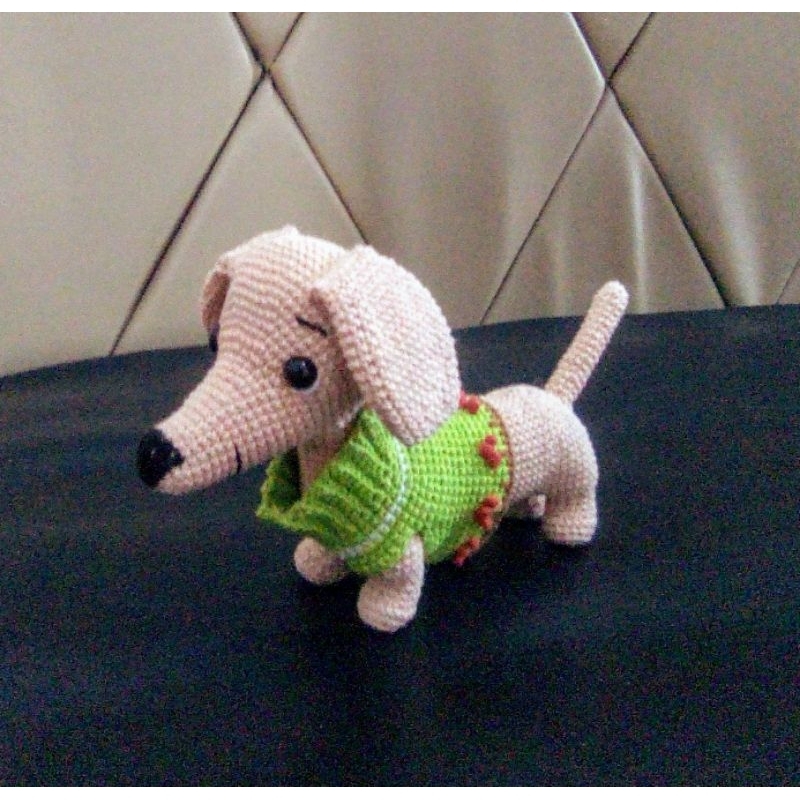 Boneka rajut anjing sosis/ dachshund dog