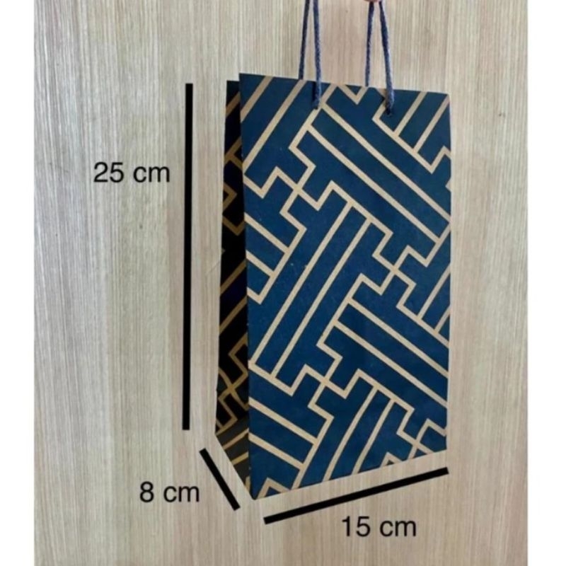 

Paperbag Motif Minimalis 15x10x25cm Wafer Tas Kertas Kado Souvernir panjang