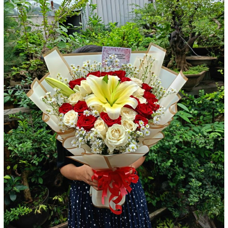 Buket bunga Casablanca dan mawar hidup