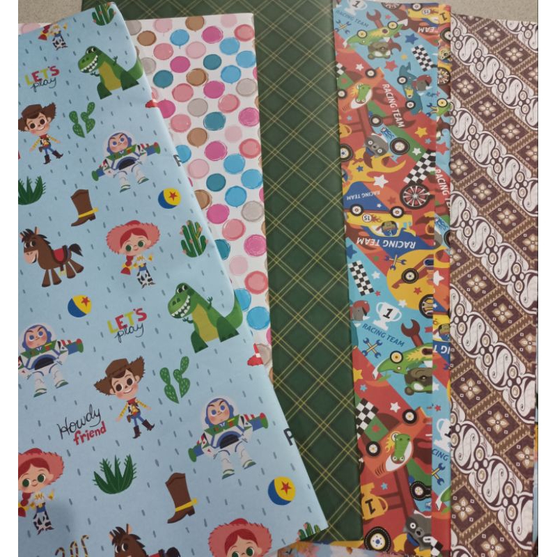 

kertas kado jumbo san Wawa motif anak / dewasa / batik / ukuran 70x100 cm