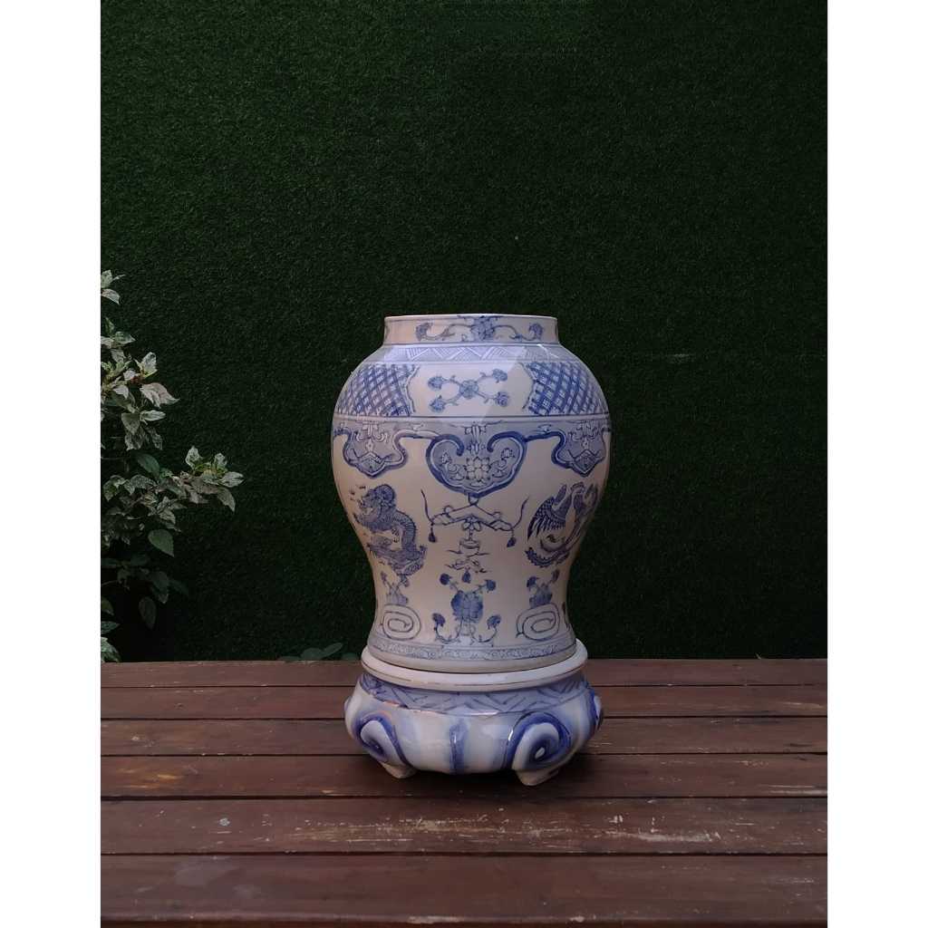 Guci dan Tatakan Guci Keramik China/Guci Biru Putih Lawas