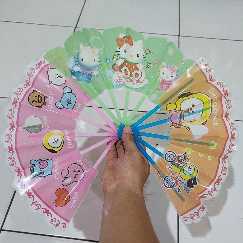 Kipas Lipat Plastik Karakter Random