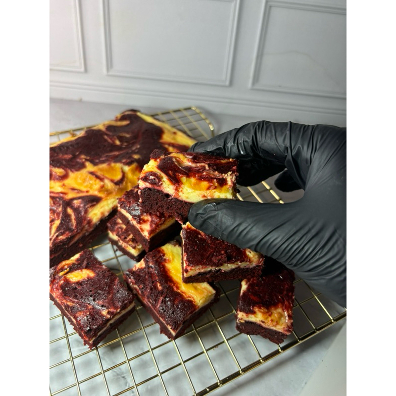 

Premium brownies red velvet ||creamcheese
