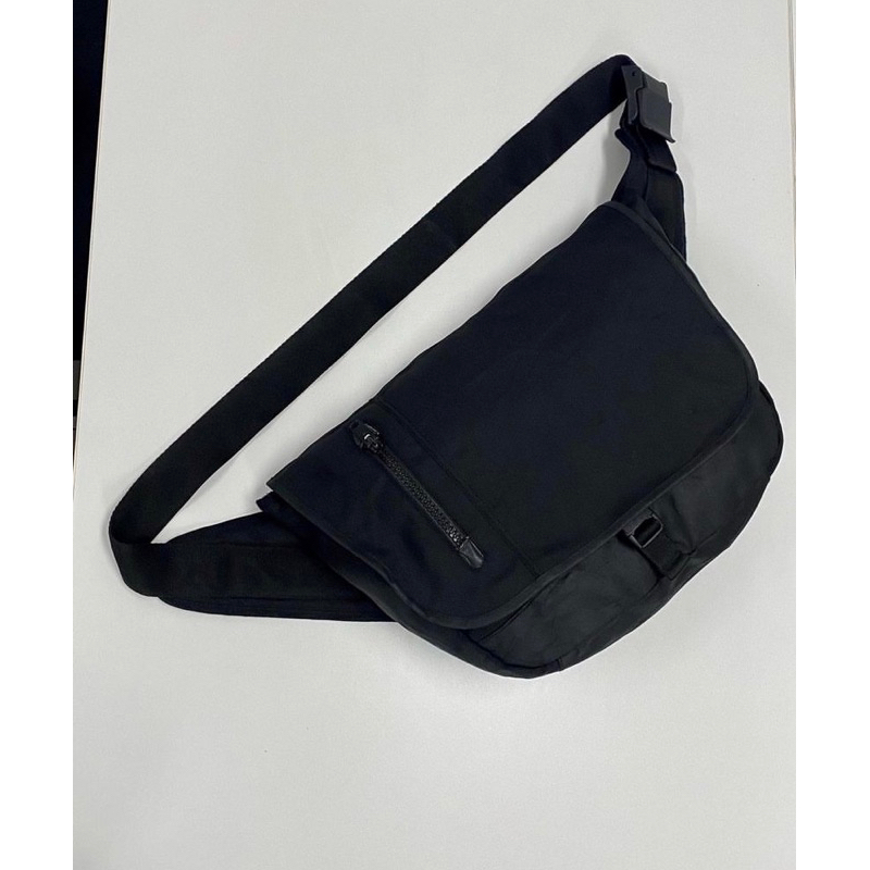 UNIQLO MESSENGER BAG